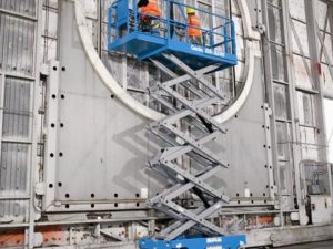 GRÚA ALZA HOMBRE DE TIJERA AUTOPROPULSADA Y TELESCÓPICA